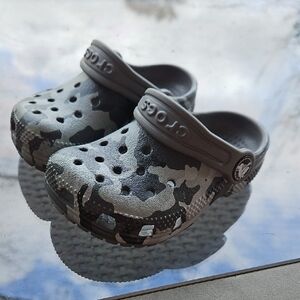 Crocs Kids Camo Clogs - Gray and Black